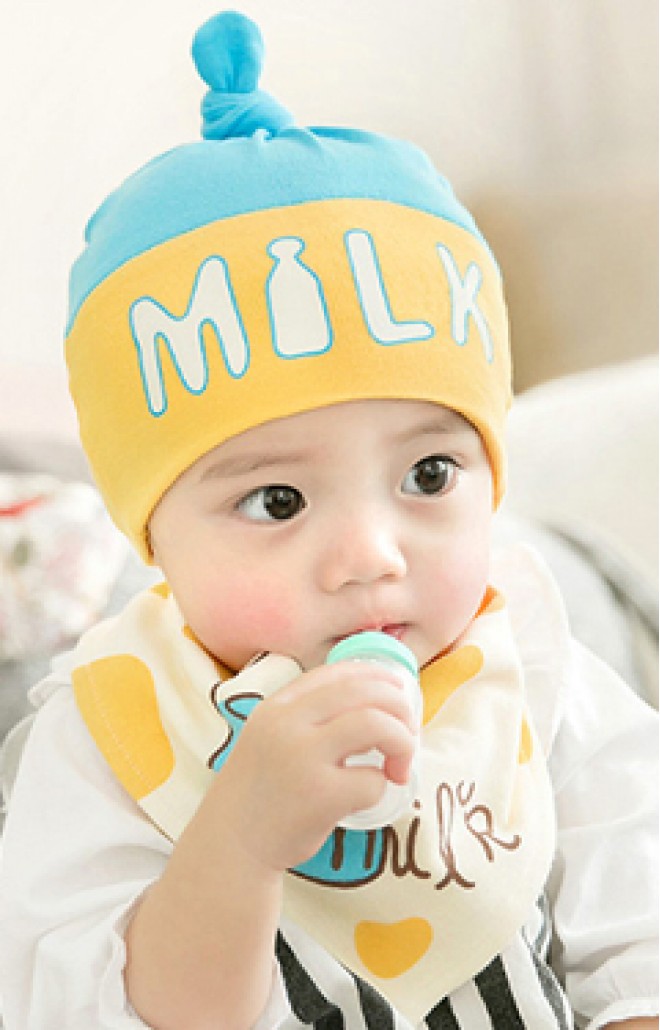 เซ็ตหมวกเด็กมาพร้อมผ้ากันเปื้อนลาย MILK จาก GZMM