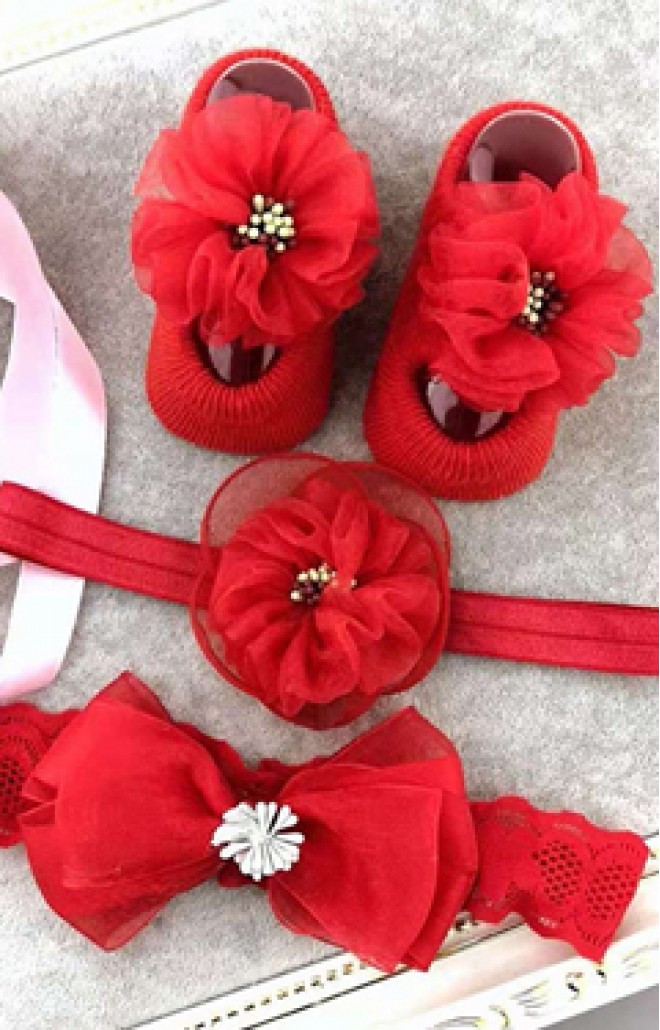 เซ็ตถุงเท้าเด็กมาพร้อมสายคาดผมสีแดง ถุงเท้าแต่งดอกไม้ฟู สายคาดผมดอกไม้และโบว์ซ้อน